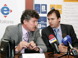 Rīgas satiksme valdes priekšsēdētājs Leons Bemhens (no kreisās) un Rīgas karte valdes loceklis Aleksandrs Brandavs preses konferencē par vienotās elektroniskās biļetes ieviešanu Rīgas sabiedriskajā transportā 2008. gadā. 
LETA foto