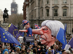 Vairāk nekā miljons cilvēku sestdien izgāja Londonas ielās, lai pieprasītu Apvienotās Karalistes palikšanu Eiropas Savienībā un vēl vienu Brexit referendumu. Bet Brexit pretinieku petīciju par palikšanu ES parakstījuši jau vairāk nekā pieci miljoni cilvēku. Lielbritānijas konservatīvo rindās izskan aicinājumi premjerministrei Mejai atkāpties.
Foto — AFP/LETA