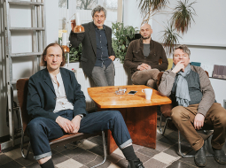 Grupa Orbīta birojā Ģertrūdes ielā. No kreisās: Vladimirs Svetlovs, Aleksandrs Zapoļs, Sergejs Timofejevs un Artūrs Punte.
Foto — Lauris Aizupietis