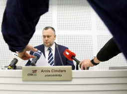 Centrālās vēlēšanu komisijas priekšsēdētājs Arnis Cimdars piedalās preses konferencē. Foto: Evija Trifanova, LETA
