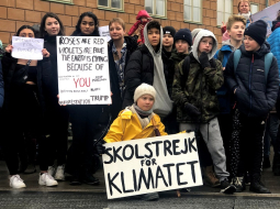 Zviedru 16 gadus vecā Grēta Tunberga (priekšplānā) kopā ar skolasbiedriem aicina politiķus domāt par klimata pārmaiņām. Foto: REUTERS/Ilze Filks