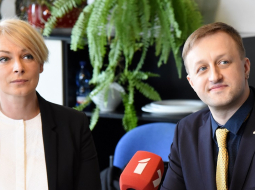 Latvijas Televīzijas valdes locekle digitālās attīstības un satura jautājumos, XXVI Vispārējo latviešu Dziesmu un XVI Deju svētku izpilddirektore Eva Juhņēviča (no kreisās) un jaunieceltais LTV valdes priekšsēdētājs, Latvijas zāļu ražotāja "Olainfarm" mārketinga tirgus datu analītiķis Einārs Giels piedalās preses konferencē pēc NEPLP sēdes, kurā apstiprināja jauno LTV valdi. Foto: Zane Bitere, LETA