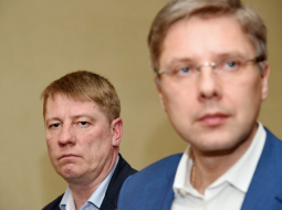 Pašvaldības SIA "Rīgas satiksme" pagaidu vadītājs Anrijs Matīss (no kreisās) un Rīgas domes priekšsēdētājs Nils Ušakovs atbild uz žurnālistu jautājumiem. Foto: Zane Bitere, LETA