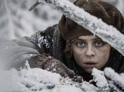 Galvenās varones Līnas lomā 
britu aktrise Bela Poulija.
Publicitātes foto