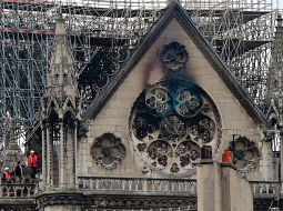 Nākamajā rītā pēc ugunsgrēka inspektori izvērtē postījumu apmēru.
Foto — AFP/LETA