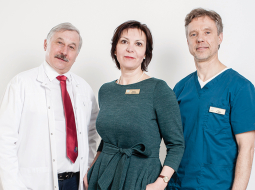 No kreisās: Mārcis Leja, Anžela Pavloviča un Ivars Tolmanis, SIA Gremošanas slimību centra Gastro īpašnieki.
Foto — Ieva Salmane
