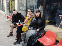 No kreisās: Reinis Pētersons, Anete Konste ar komiksu sērijas  The Life of I grāmatu rokās un Una Rozenbauma ar introvertu mēteli.
Foto — Kristīne Madjare