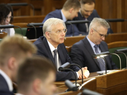 Ministru prezidents Krišjānis Kariņš piedalās Saeimas sēdē, kurā lemj par 2019. gada valsts budžeta projektu. Foto: Zane Bitere, LETA