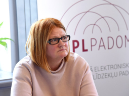 Nacionālās elektronisko plašsaziņas līdzekļu padomes (NEPLP) locekļi Gunta Līdaka piedalās preses konferencē pēc NEPLP sēdes, kurā apstiprināja jauno LTV valdi. Foto: Zane Bitere, LETA