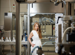 Madara Cosmetics lielākais lepnums ir sava ražotne. «Tipiski ražotājs un zīmols ir divas dažādas lietas. Vieni sēž Eiropā, otri Ķīnā, ražošana ir attālināta,» skaidro Lotte Tisenkopfa-Iltnere. Tas jau no paša sākuma neatbilda uzņēmuma idejai radīt tirgū kaut ko nebijušu.
Foto — Edmunds Brencis