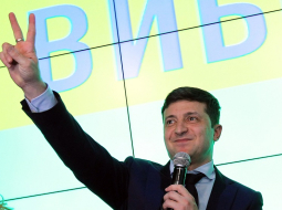 Komiķis Vladimirs Zeļenskis priecājas par Ukrainas prezidenta vēlēšanu pirmās kārtas rezultātiem. Foto: EPA/STEPAN FRANKO
