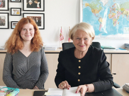 Bundestāga deputāte Elizabete Motšmane izmanto katru izdevību un visiem stāsta, ka palīdze Madara Meļņika ir no brīnišķīgās Latvijas, kur ir deputātes dzimtas saknes