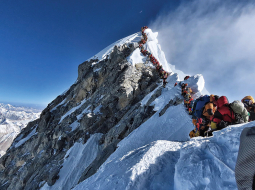 Kalnā kāpēju rinda pie Everesta virsotnes 22. maijā.
Foto — AFP/Scanpix
