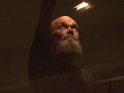 Milzīga, neatņemama filmas vērtība ir mākslinieka stāsti, pastāsti, pat jociņi par pēdējās personālizstādes Es nemiršu gleznu sižetiem — caur tiem kaut mazliet iekļūstam Blumberga pasaulē