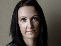 Ilonas pirmais vardarbīgais konflikts ar vīru bija tad, kad viņš pieprasīja abortu: karsta tēja sejā un apdullinošs sitiens pa galvu.
Foto — Reinis Hofmanis