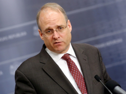 ASV Finanšu ministrijas sekretāra vietnieks terorisma finansēšanas jautājumos Maršals Bilingslijs piedalās preses brīfingā pēc tikšanās ar Latvijas premjeru Ministru kabinetā. Foto: Paula Čurkste, LETA