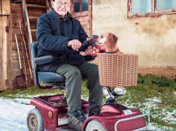 Valmierietim Ērikam Tomsonam bija 95 gadi, kad viņa golfiņā ietriecās cits vadītājs no aizmugures. Viņš nebija vainīgs, taču pats sapratis — laiks beigt vadīt auto. Tagad izmanto elektroratiņkrēslu.
Foto — Matīss Purmalis