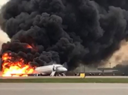Krievijas lidsabiedrības "Aeroflot" lidmašīna "Sukhoi Superjet-100" (SSJ100) aizdegās un bija spiesta nosēsties Maskavas lidostā Šeremetjevo 5.maijā.  Attēls no Krievijas izmeklēšanas komitejas video/TASS/Scanpix