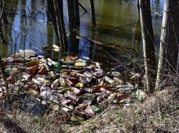 Applūdusi pļava starp Vienības gatvi un Torņakalna staciju un peldošas platsmasas pudeles. Foto: Īriss Sviklis, LETA