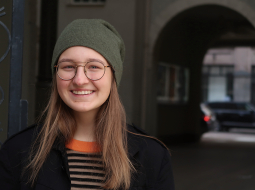 «Man patīk atrast savas kļūdas. Iespējams, esmu kļūdījusies tikai vienā simbolā, piemēram, divu vienādības zīmju vietā uzrakstīju vienu. Tas ir tik kaitinoši! Bet tā esmu sapratusi, ka nav nenozīmīgu sīkumu,» stāsta Ramona, kurai viens no vaļaspriekiem ir programmēšana.
Foto no ģimenes arhīva