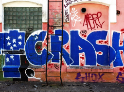 Grafiti Tallinas ielas 10 pagalmā. Foto: Edijs Pālens, LETA