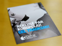 Informatīvs materiāls preses konferencē, kurā informē par trauksmes cēlēju tiesiskās aizsardzības mehānisma izveidi Latvijā. Foto: Ieva Lūka, LETA