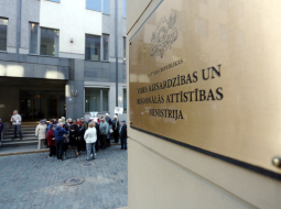 Pie Vides un reģionālās attīstības ministrijas notiek Ikšķiles novada uzņēmēju biedrības rīkotais pikets par administratīvi teritoriālās reformas piedāvājumu. Foto: Edijs Pālens, LETA