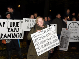 Dzejniece Inese Zandere 2016.gadā piedalās protesta akcijā pret Skanstes tramvaja līnijas izbūvi Senču ielā, godinot Krišjāni Baronu un Frici Brīvzemnieku, Lielajos kapos. Foto: Ieva Makare, LETA