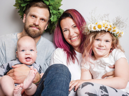 Jānis Belasovs un Linda Sietiņa savus bērnus mīļi dēvē par dārgakmeņiem, jo meita ir Pērle un dēls — Dimants.
Foto — Ieva Salmane