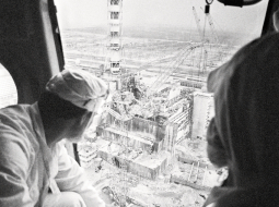 Dozimetristi 1986. gada 14. maijā no helikoptera mēra radioaktīvā piesārņojuma līmeni virs eksplodējušā Černobiļas reaktora.
Foto — Scanpix