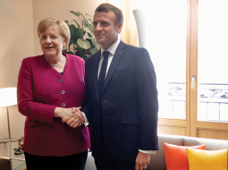 Vācijas kanclere Angela Merkele un Francijas prezidents Emanuels Makrons 28. maijā Briselē pirms neformālām divpusējām sarunām smaidīgi pozē kamerai. Taču šie smaidi bija maldinoši