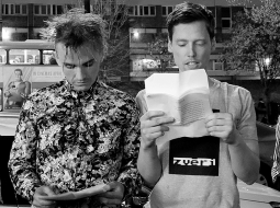 Eiropas literatūras festivāla rīkotājs Stīvens Dž. Faulers un Krišjānis Zeļģis kopīgajā performancē.
Foto — Inga Pizāne