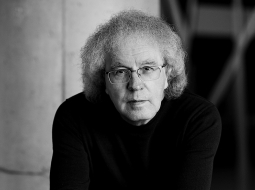 Guntars Godiņš: «Dabūju malaiziešu valodas vārdnīcas, mācību grāmatas. Sāku pat atdzejot viņu tautasdziesmas — pantunus, kas ir ļoti līdzīgi mūsu dainām ar cezūru pa vidu. Bet man nebija, ar ko sarunāties.» 
Foto — Kristaps Kalns