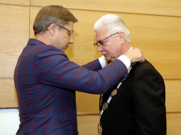 Nils Ušakovs 30. maijā nodod Rīgas mēra amata ķēdi Dainim Turlajam.
Foto — LETA