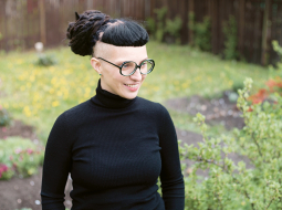 Laura Ziemele pie savām trim dobēm
1 Vasarās šūpuļtīkls ir Lauras «darba kabinets»

2 Lauras dārzā šopavasar iestādītās vasaras dālijas

3 Akmeņsēkles ar pirkstiņziedlapiņām

4, 5 Katru pavasari Ieva Reinholde izmēģina jaunas sēklas

6 Drošāk audzēt jau gatavus stādus, jo skaidrs, ka augs būs dzīvelīgs

7 Dārziņš mājas otrajā stāvā nav ar sauli lutināts, bet stādi aug sparīgi.
Foto — Reinis Inkēns