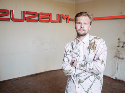 «Zināju, ka diplomdarbā vēlos runāt laikmetīgās mākslas valodā. Kādu nakti braucu pa Lāčplēša ielu garām Zuzeum un pēc tam pa Čaka ielu — Fēniksam. Saslēdzās,» atceras Miķelis Mūrnieks. Viņa darbs apskatāms bijušās LU Bioloģijas fakultātes ēkā līdz 28. jūnijam.
Foto — Reinis Inkēns