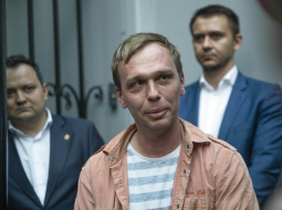 "Meduza" žurnālists Ivans Golunovs pēc atbrīvošanas no apcietinājuma. Foto: AP/Scanpix