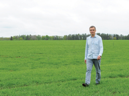 Valters Bruss vada vienu no Zemgales lielākajām zemnieku saimniecībām Strazdi.
Foto — Eva Pričiņa