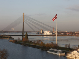 Skats uz Vanšu tiltu pār Daugavu. Foto: Edijs Pālens, LETA