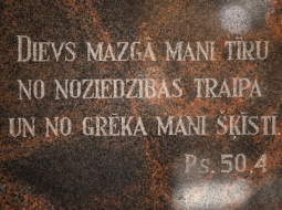 Uzraksts katoļu baznīcā. Foto: Evija Trifanova, LETA