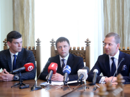 No partijas "Saskaņa" izslēgtie Rīgas domes deputāti Valērijs Petrovs (no kreisās), Rīgas vicemērs Vadims Baraņņiks un Aleksejs Rosļikovs. Foto: Paula Čurkste, LETA