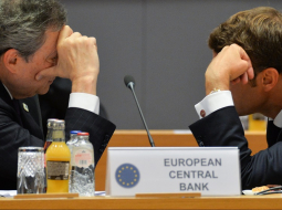 Eiropas Centrālās bankas prezidents Mario Dragi (no kreisās) sarunā ar  Francijas prezidentu Emanuelu Makronu. Foto: Sputnik/Scanpix