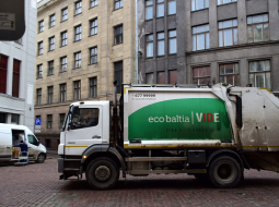 SIA "Eco Baltia vide" atkritumu savākšanas automašīna Rīgā. Foto: Toms Koklītis, LETA