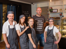 Cilvēki, kuri izveidoja RB Cafe un kurus kafejnīcā ik dienu var satikt (no kreisās): Ivo Karasiers, Svetlana Saveļjeva, Silvija Reiere, Māris Grāvis un Emīlija Marta Saule.
Foto — Gints Ivuškāns