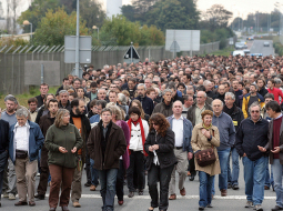 France Télécom darbinieku klusuma gājiens pēc kolēģa pašnāvības Bretaņas pilsētā Lanjonā 2009. gada 16. oktobrī. Sākot restrukturizāciju, uzņēmums no 2007. gada līdz 2010. gadam piedzīvoja darbinieku pašnāvību vilni.
Foto — AFP/Scanpix