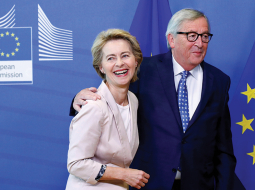 Iespējams, topošā Eiropas Komisijas prezidente Urzula fon der Leiena un bijušais Eiropas Komisijas prezidents Žans Klods Junkers.
Foto — Reuters/Scanpix