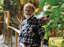 «Hidrobioloģijas institūtā ūdenskukaiņu pētniecība bija mans pamatdarbs, bet rāpuļi — hobijs. Tagad ir otrādi,» saka Tropu mājas vadītājs Arkādijs Poppels.
Foto — Kristīne Madjare