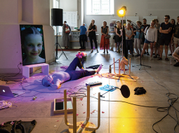 Darijas Blūmas izstādes atklāšanas performance It’s On Me 2 (too).
Foto — Krista Saberova