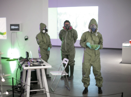 Skats no Adama Brauna performances Ēnas no nāves sienām.
Foto — Didzis Grodzs