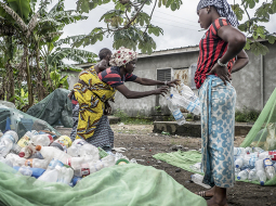 Sievietes šķiro savāktos plastmasas atkritumus, gaidot jaunās pārstrādes rūpnīcas atklāšanu. Pagaidām uzpircēji pieņem tikai specifiskus plastmasas izstrādājumus. FOTO — The New York Times